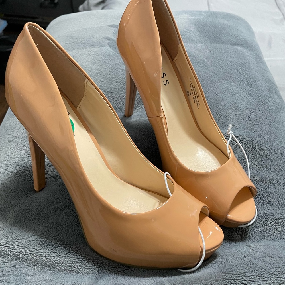 Beautiful tan GUESS pumps brand new